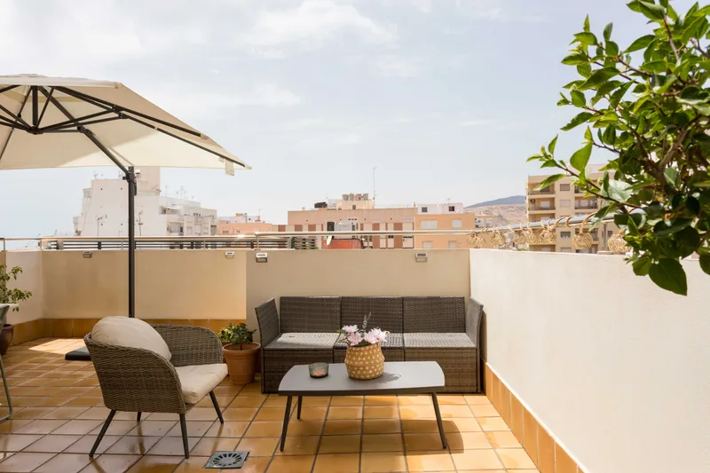 Terraza del centro Metáfora con vistas a Almería